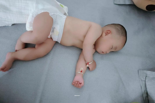 广州代怀试管生子四个月宝宝不爱笑