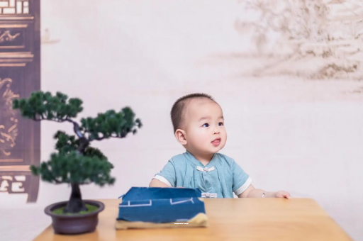 广州代怀试管生子宝宝揉眼睛揉鼻子
